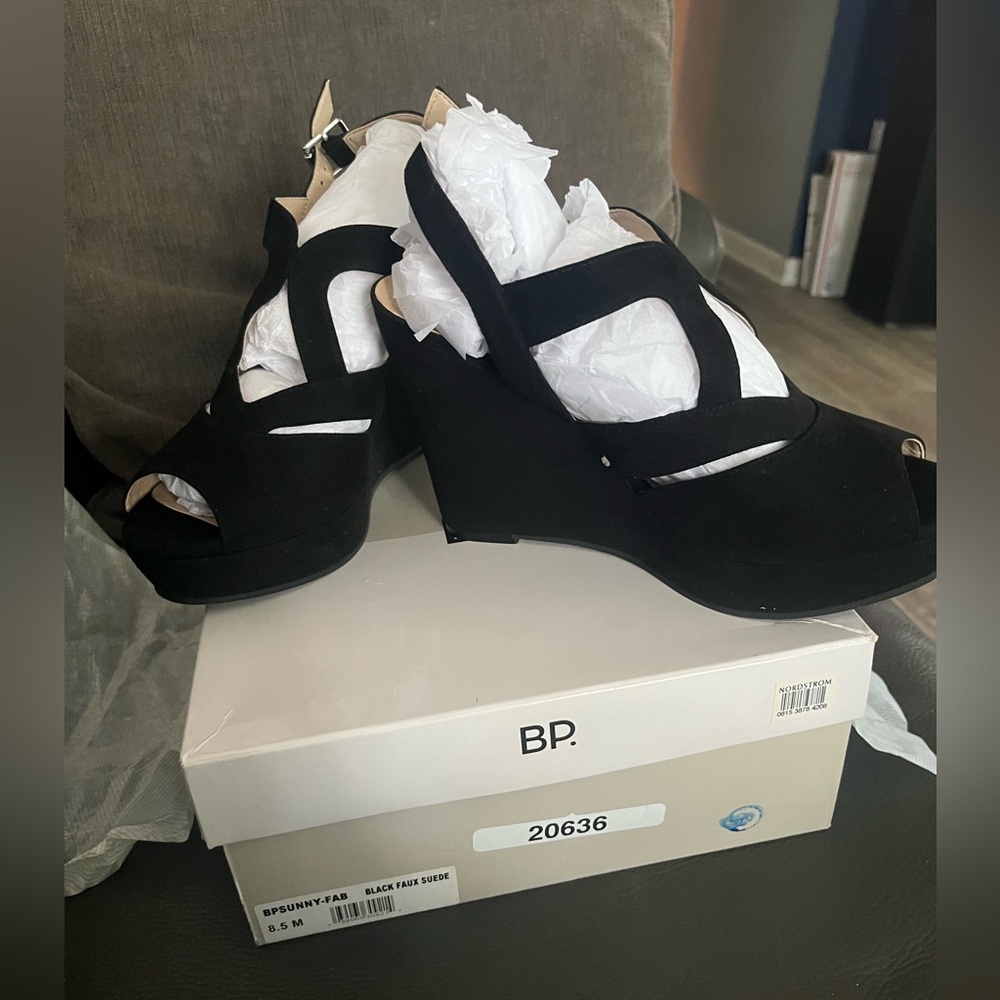 Chic Black Wedges with Modern Elegance NWT in box